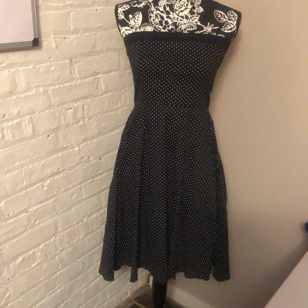 3 used dresses 👗 2 size large 1 size medium